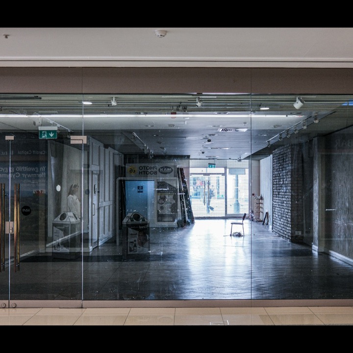 Glass hardware — patch fittings on a toughened glass front
